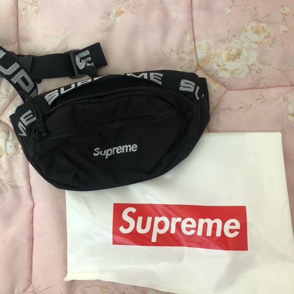 BRAND NEW SUPREME FANNY PACK! - Picture 1 of 3